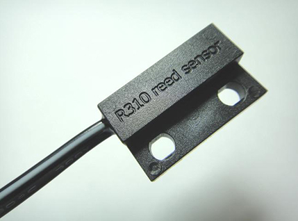 R310 Flange Mount Reed Switch Sensor