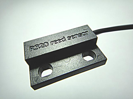 R320 Flange Mount Reed Switch Sensor